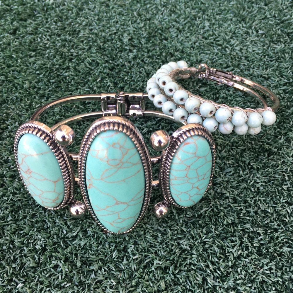 Turquoise Silver Hardware Bracelet & Earrings - Picture 5 of 11